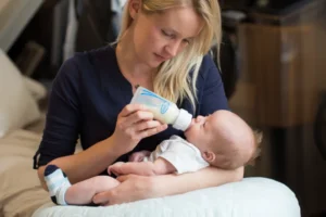Mère donnant le biberon à son bébé