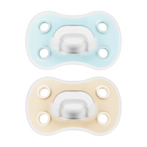 Dr. Brown’s Sucette en silicons Advantage One Piece phase 1 bleu et crème photographiée de côté, deux sucettes avec bouclier ventilé et tétine souple adaptées pour baby